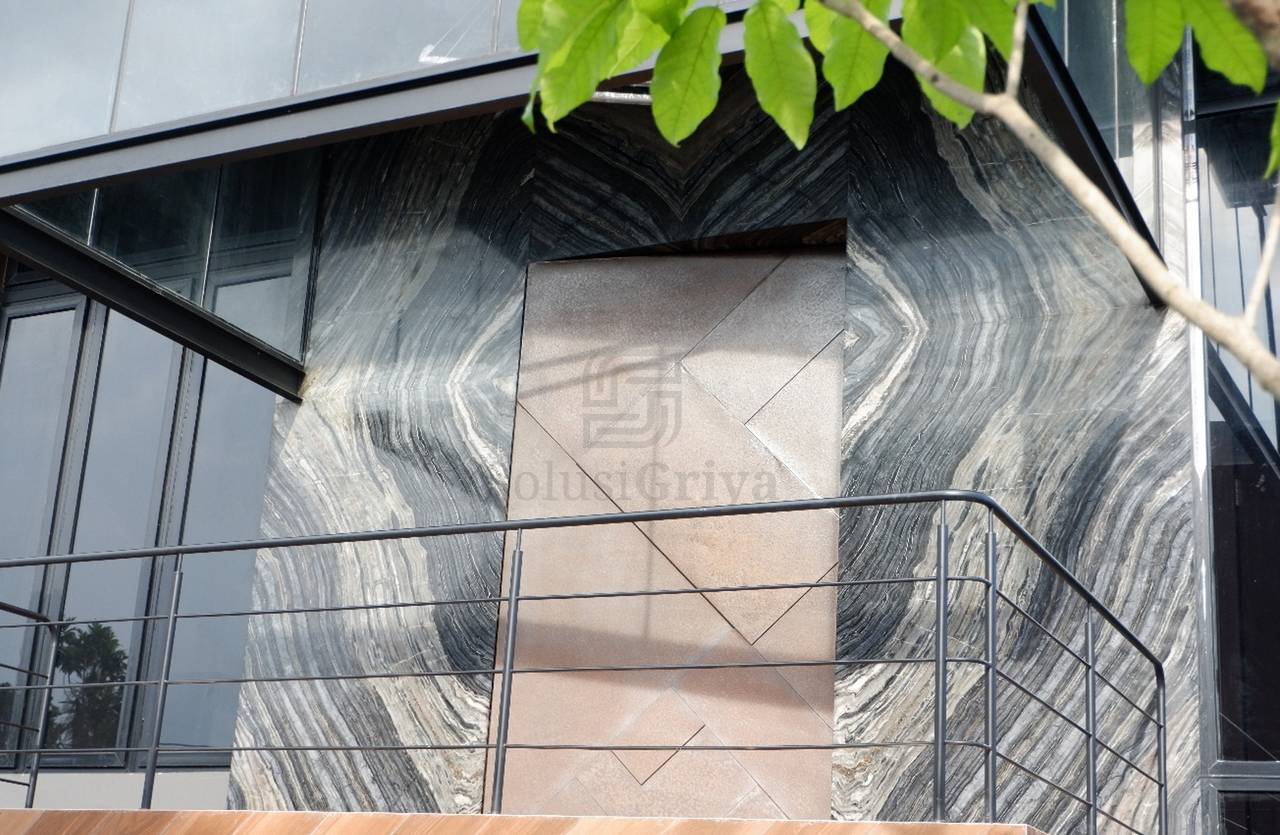 Detail efek karat terkendali pada pintu custom